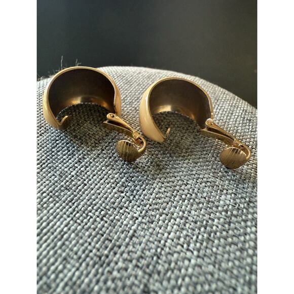 Vintage Enamel Hoop Earrings Clip On Beige Gold Tone Classic Career Workwear - Picture 3 of 5